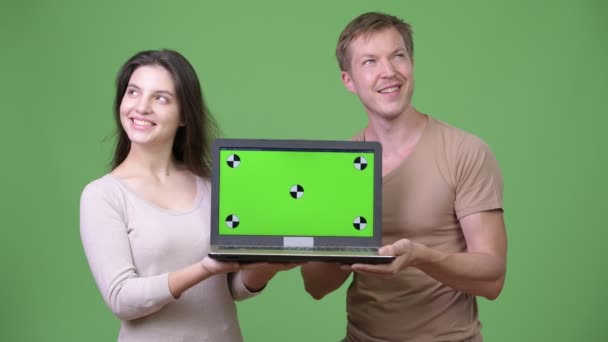年轻幸福夫妇显示笔记本电脑和思考在一起 — 图库视频影像