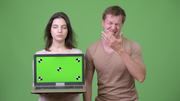 Jeune couple montrant ordinateur portable et obtenir de mauvaises nouvelles ensemble — Video