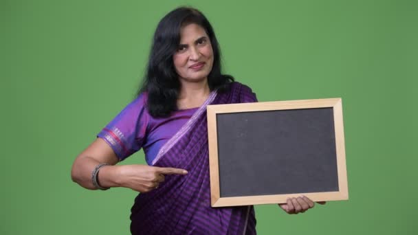 Äldre vacker indisk kvinna pekar på tavlan — Stockvideo