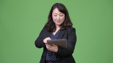 Olgun güzel Asya işkadını dijital tablet kullanma