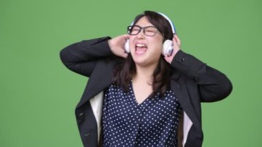 Olgun güzel Asya işkadını müzik