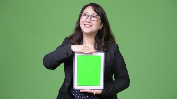 Reife schöne asiatische Geschäftsfrau zeigt digitale Tablette — Stockvideo
