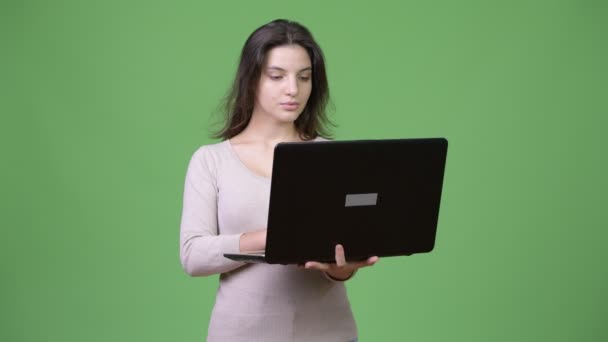 Νέα όμορφη γυναίκα χρησιμοποιώντας φορητό υπολογιστή — Αρχείο Βίντεο