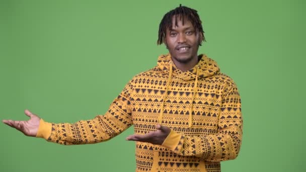 Genç yakışıklı Afrika adam bir şeyler gösteriyor — Stok video