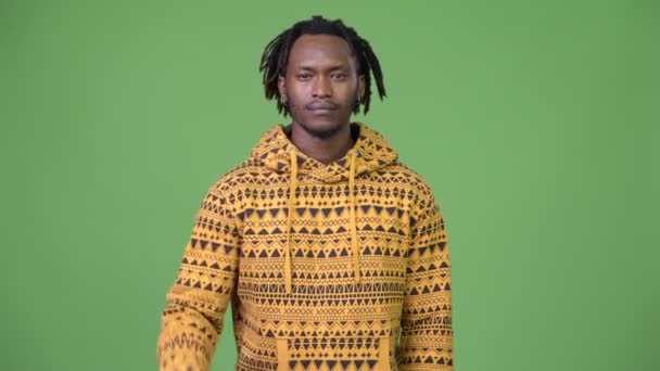 Junger schöner afrikanischer Mann zeigt nach oben — Stockvideo