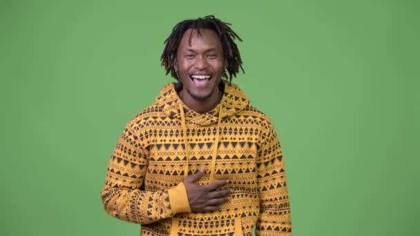 Junger gutaussehender afrikanischer Mann lacht und zeigt mit dem Finger — Stockvideo