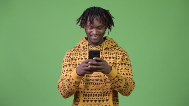 Gelukkig Afrikaanse jongeman met behulp van de telefoon — Stockvideo