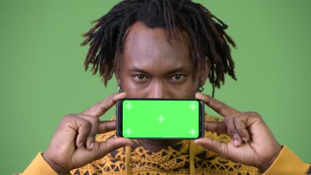 Junger schöner afrikanischer Mann zeigt Handy — Stockvideo