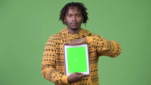 Jeune homme africain beau montrant tablette numérique — Video