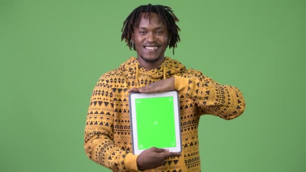 Joven feliz guapo africano hombre mostrando tableta digital — Vídeos de Stock