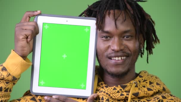 Genç mutlu Afrika yakışıklı gösteren dijital tablet — Stok video