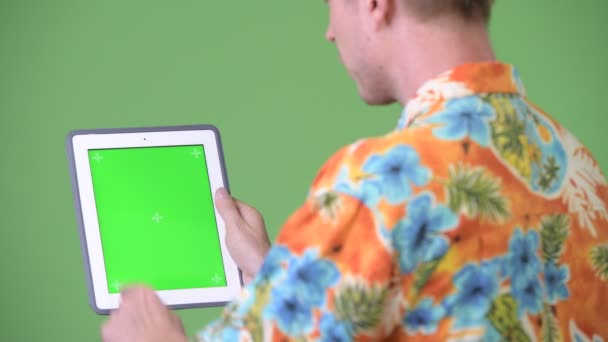 Fiatal jóképű turista ember használ digitális tabletta — Stock videók
