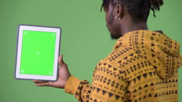 Jonge knappe Afrikaanse man met behulp van digitale tablet — Stockvideo