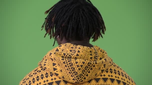 Joven hombre africano guapo mirando hacia atrás — Vídeos de Stock