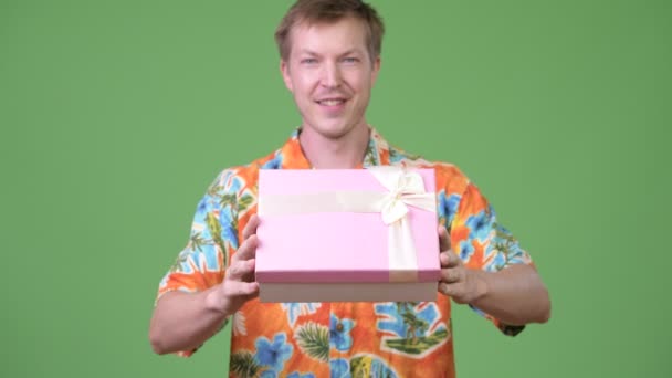 Fiatal jóképű turista ember giving díszdobozban — Stock videók