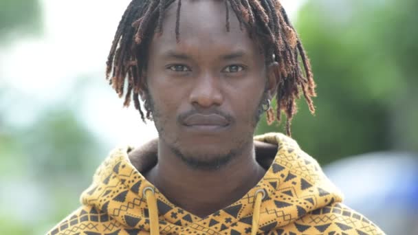 Молодой красивый африканский мужчина на улице — стоковое видео