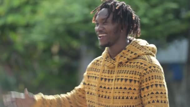 Genç çok etnik gruptan oluşan arkadaşlar açık havada sokaklarda birbirlerini tebrik — Stok video