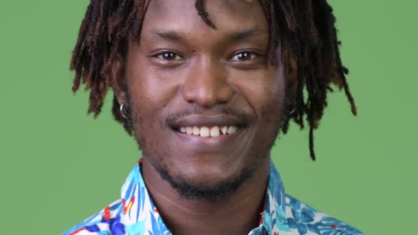 Gülümseyen genç mutlu yakışıklı Afrikalı turist adam — Stok video