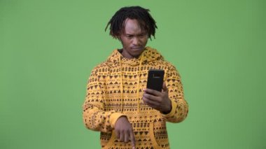 Genç Afrika adam telefonu kullanarak vurguladı