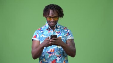 Telefon kullanan genç yakışıklı Afrikalı turist adam