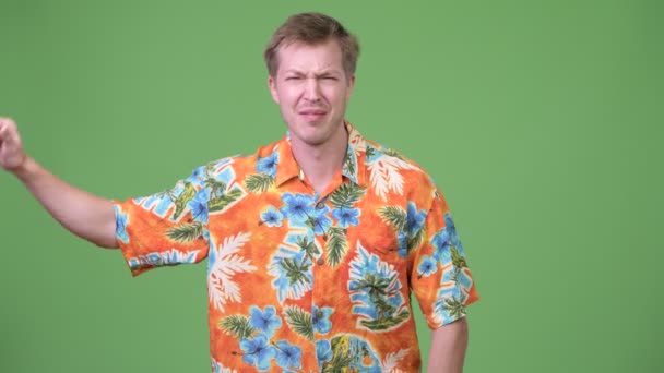 Young sad tourist man giving thumbs down — Stock Video