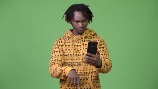 Genç Afrika adam telefonu kullanarak vurguladı — Stok video