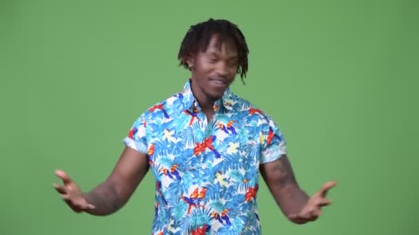 Jovem e bonito turista africano homem falando e flexionando músculos — Vídeo de Stock
