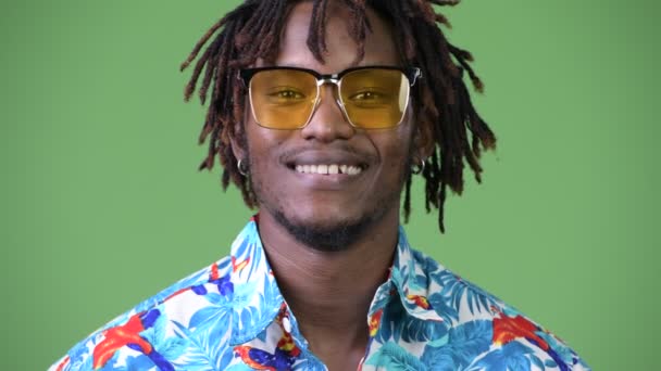 Joven feliz guapo africano turista sonriendo mientras usa gafas de sol — Vídeos de Stock