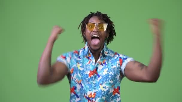 Ung snygg afrikanska turist man ser glada — Stockvideo