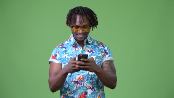 Człowiek młody przystojny Afryki turystyczne przy użyciu telefonu — Wideo stockowe
