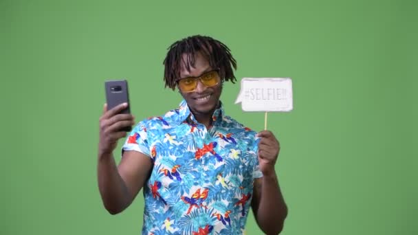 Молодий красивий африканських туристичних людину з selfie — стокове відео