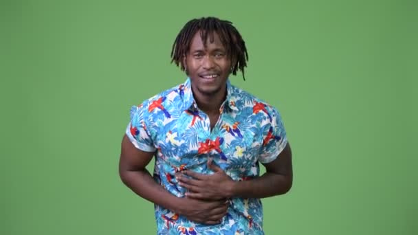 Joven guapo africano turista teniendo dolor de estómago — Vídeo de stock