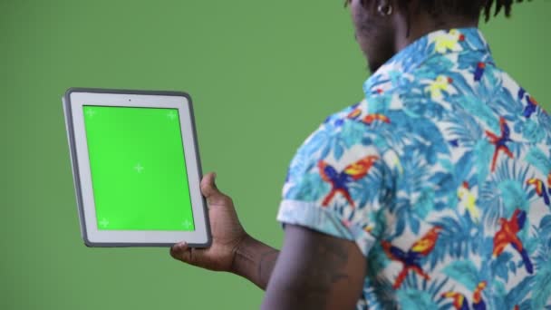 Jonge knappe Afrikaanse toeristische man met digitale tablet — Stockvideo