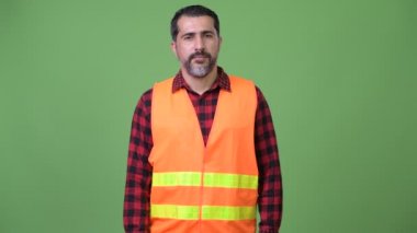 Yakışıklı Farsça sakallı adam inşaat işçisi silah ile geçti