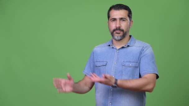 ハンサムなペルシャの髭の男の何かを示す — ストック動画