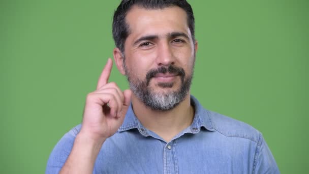 Bel homme barbu persan pointant le doigt vers le haut — Video