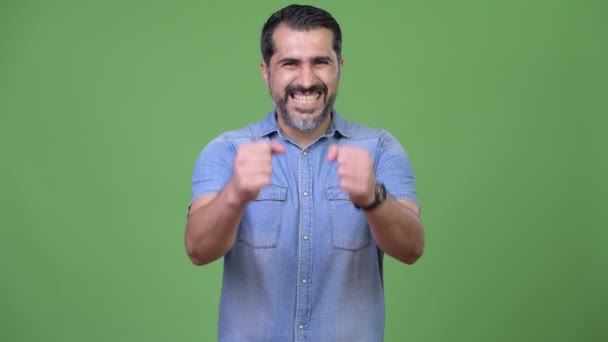 ハンサムなペルシャの髭の男の興奮 — ストック動画