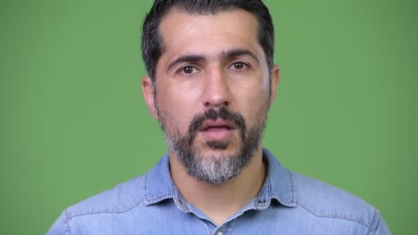 Yakışıklı Farsça sakallı adam şok bakan — Stok video