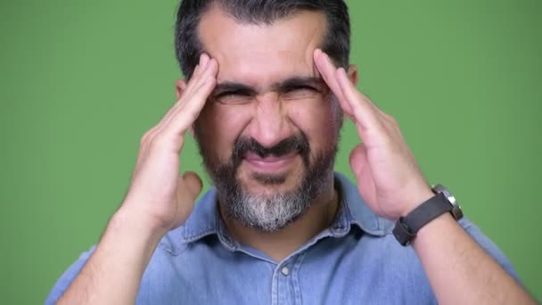 Guapo persa barbudo hombre con dolor de cabeza — Vídeos de Stock