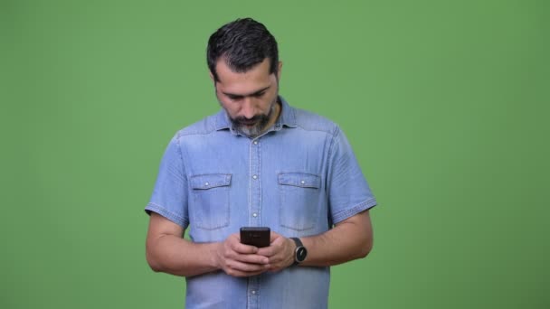 Knappe Perzisch bebaarde man via telefoon — Stockvideo