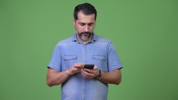 Όμορφος Περσικά γενειοφόρος άνδρας, χρησιμοποιώντας το τηλέφωνο και να πάρει άσχημα νέα — Αρχείο Βίντεο