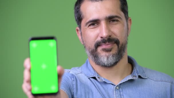 Bel homme barbu persan montrant téléphone — Video