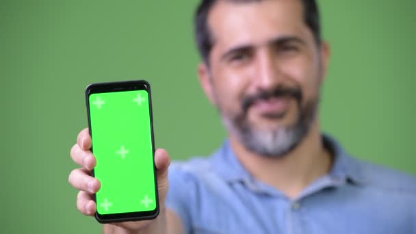 Bonito homem barbudo persa mostrando telefone — Vídeo de Stock