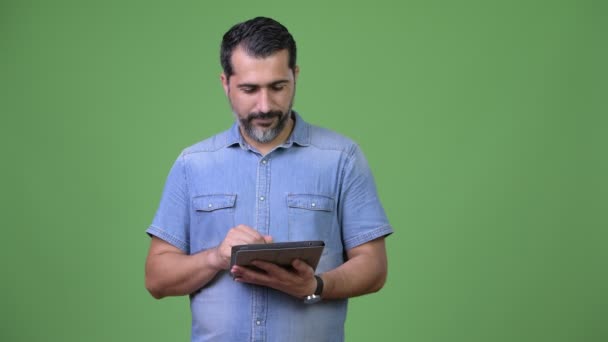 Bonito homem barbudo persa usando tablet digital — Vídeo de Stock