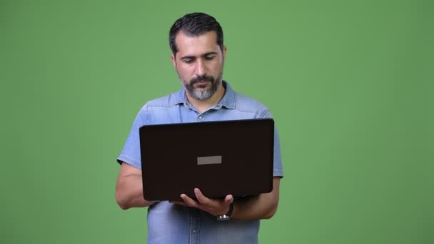 Schöner persischer bärtiger Mann mit Laptop — Stockvideo