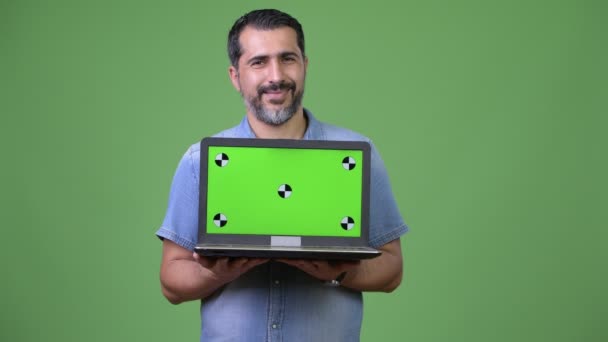 Bonito homem barbudo persa mostrando laptop — Vídeo de Stock
