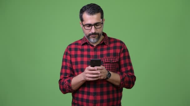 Krásný perský vousatý muž pomocí telefonu — Stock video
