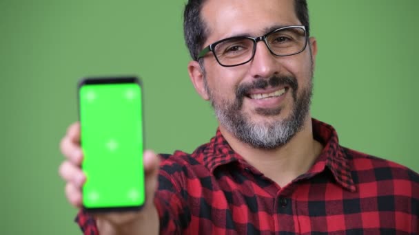 Krásný perský vousatý muž ukazující telefon — Stock video