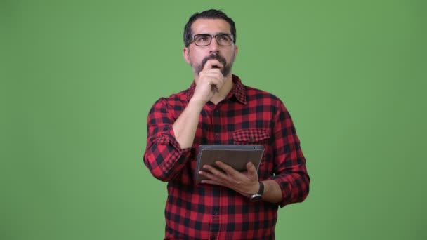 Όμορφος Περσικά γενειοφόρος άνδρας χρησιμοποιώντας ψηφιακό tablet — Αρχείο Βίντεο