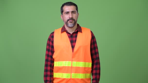 Bonito homem barbudo persa trabalhador de construção com braços cruzados — Vídeo de Stock